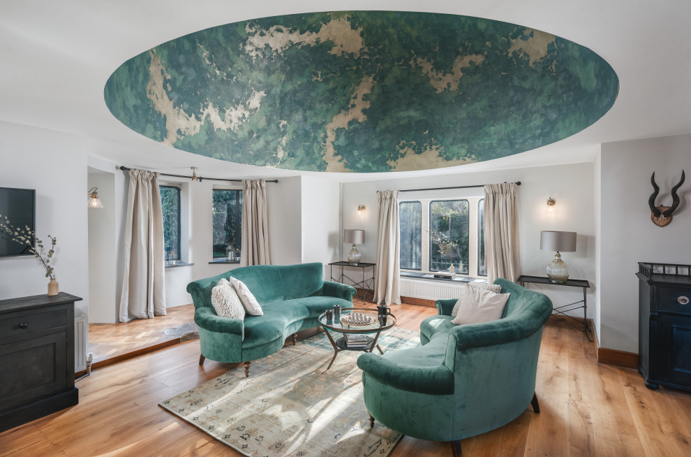 Cette photo montre un grand salon chic avec une salle de réception, un sol en bois brun et un plafond en papier peint.