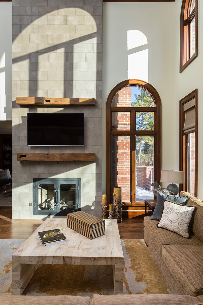 Mittelgroßes, Offenes Klassisches Wohnzimmer mit beiger Wandfarbe, braunem Holzboden, Kamin, gefliester Kaminumrandung und TV-Wand in Denver