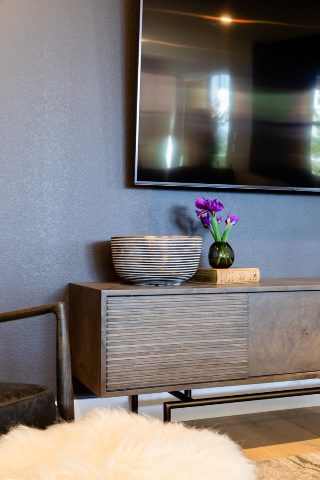 Стильный дизайн: парадная, изолированная гостиная комната среднего размера в современном стиле с разноцветными стенами, светлым паркетным полом и телевизором на стене без камина - последний тренд