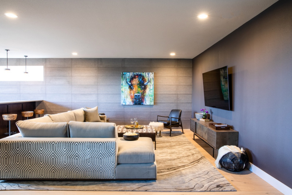 Bild på ett mellanstort funkis separat vardagsrum, med ett finrum, flerfärgade väggar, ljust trägolv och en väggmonterad TV