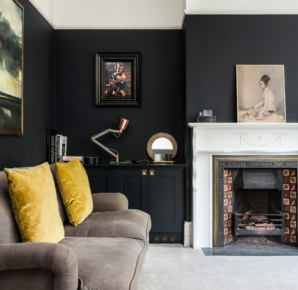 Идея дизайна: гостиная комната в стиле неоклассика (современная классика) с черными стенами, стандартным камином, ковровым покрытием, фасадом камина из плитки и серым полом
