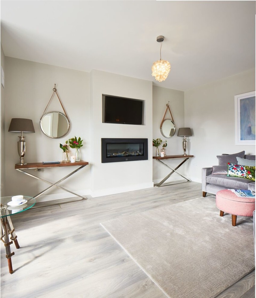 Idéer för ett klassiskt separat vardagsrum, med ett finrum, grå väggar, laminatgolv, en väggmonterad TV och grått golv