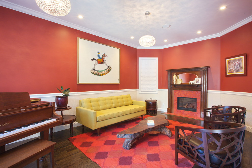 Пример оригинального дизайна: изолированная гостиная комната в стиле неоклассика (современная классика) с музыкальной комнатой, красными стенами, темным паркетным полом, горизонтальным камином и фасадом камина из плитки без телевизора