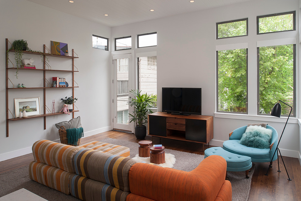 Ispirazione per un piccolo soggiorno design aperto con pareti bianche e TV autoportante