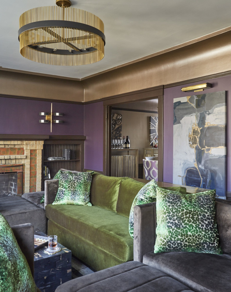 На фото: парадная, открытая гостиная комната в стиле ретро с фиолетовыми стенами, паркетным полом среднего тона, стандартным камином, фасадом камина из кирпича, телевизором на стене и бежевым полом с