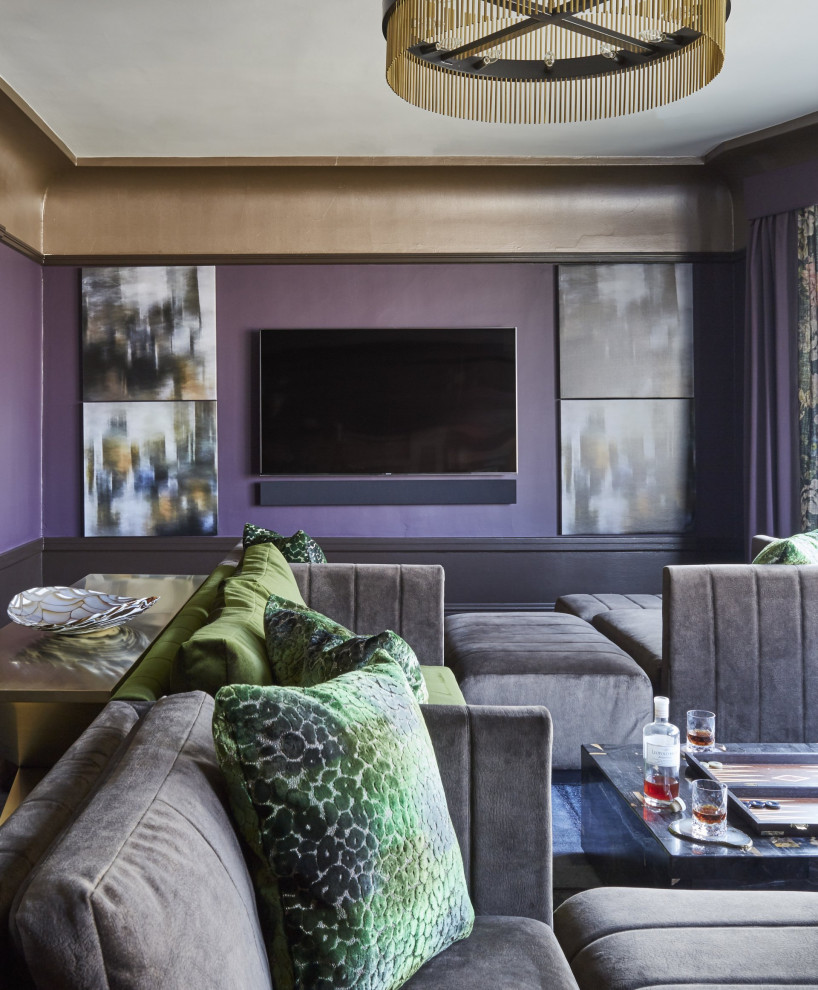 Idée de décoration pour un salon vintage ouvert avec une salle de réception, un mur violet, un sol en bois brun, une cheminée standard, un manteau de cheminée en brique, un téléviseur fixé au mur et un sol beige.