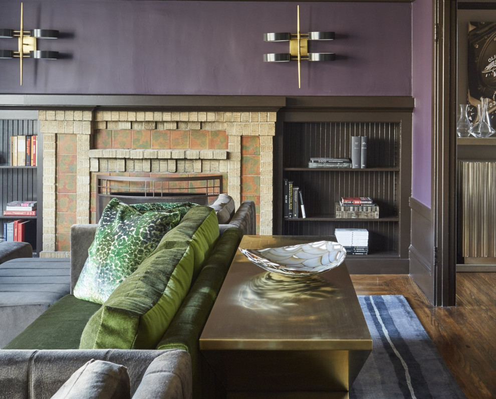 Diseño de salón para visitas abierto retro con paredes púrpuras, suelo de madera en tonos medios, todas las chimeneas, marco de chimenea de ladrillo y suelo beige