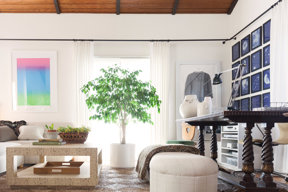 Foto på ett stort eklektiskt vardagsrum, med vita väggar och mellanmörkt trägolv