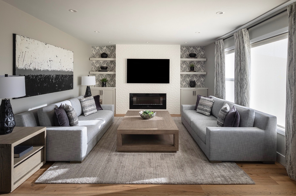Стильный дизайн: изолированная гостиная комната в стиле неоклассика (современная классика) с серыми стенами, паркетным полом среднего тона, горизонтальным камином, телевизором на стене, коричневым полом и обоями на стенах - последний тренд