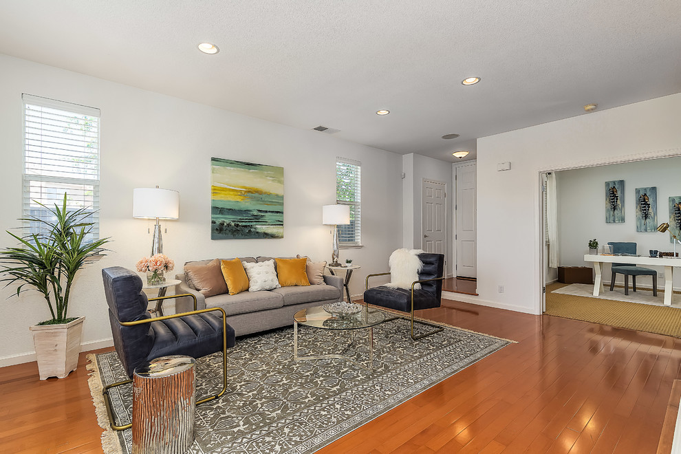 Großes, Abgetrenntes Modernes Wohnzimmer mit weißer Wandfarbe, braunem Holzboden, Kamin, Kaminumrandung aus Holz und orangem Boden in San Francisco