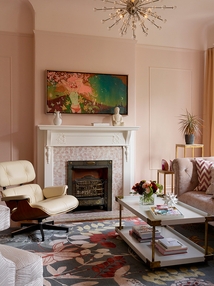 Пример оригинального дизайна: маленькая изолированная гостиная комната в современном стиле с розовыми стенами, паркетным полом среднего тона, стандартным камином и фасадом камина из плитки без телевизора для на участке и в саду