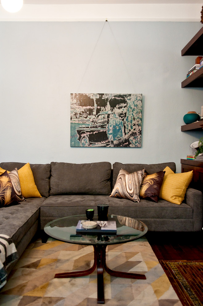 Idee per un piccolo soggiorno moderno aperto con pareti blu, pavimento in legno massello medio, camino classico, cornice del camino piastrellata e TV a parete