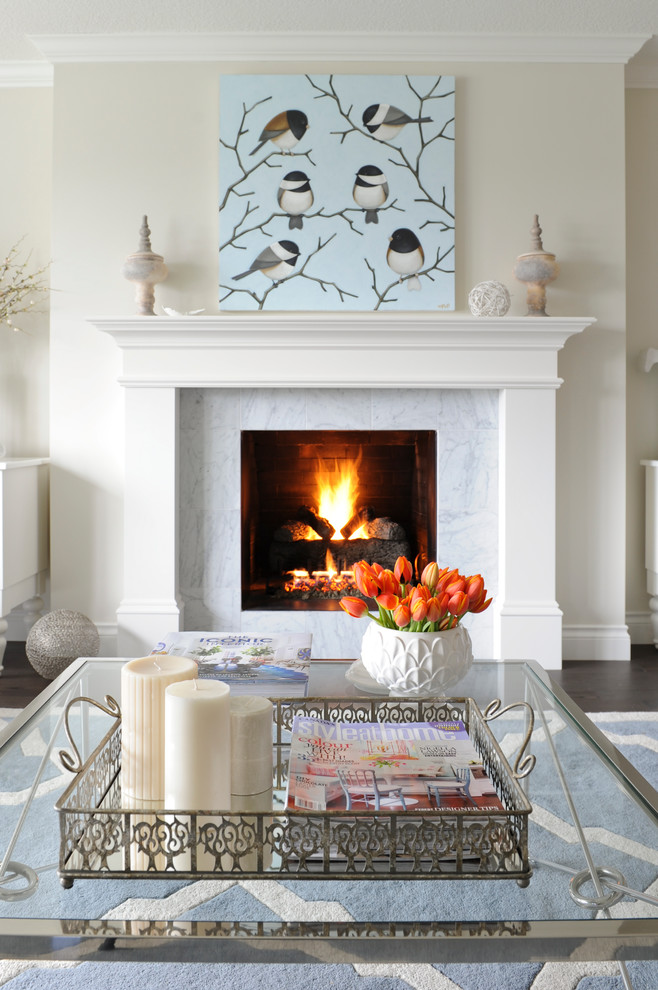 バンクーバーにある中くらいなトランジショナルスタイルのおしゃれなリビング (ベージュの壁、濃色無垢フローリング、標準型暖炉、石材の暖炉まわり) の写真