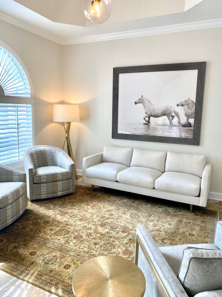 Kleines, Repräsentatives, Offenes Eklektisches Wohnzimmer mit grauer Wandfarbe, Marmorboden und beigem Boden