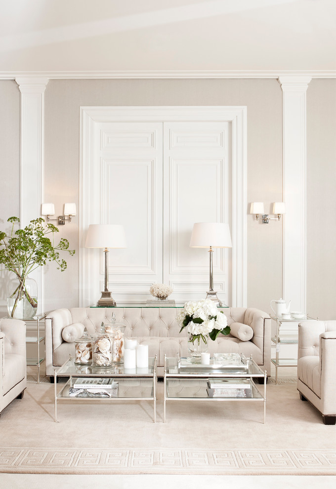 Modelo de salón para visitas clásico renovado sin televisor con paredes grises y suelo beige