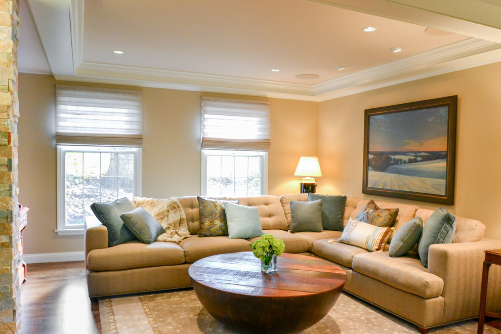 Esempio di un soggiorno minimal di medie dimensioni e chiuso con pareti beige, pavimento in legno massello medio, sala formale e soffitto ribassato