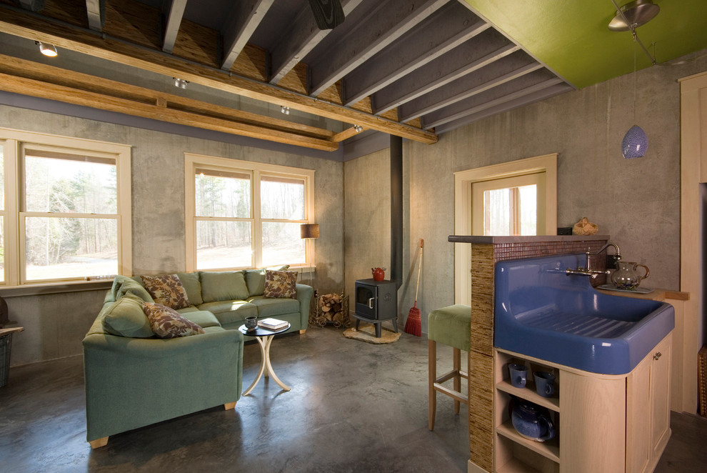 Modernes Wohnzimmer mit Betonboden und Kaminofen in Raleigh