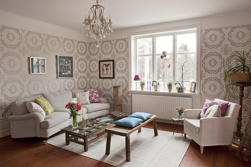 Mittelgroßes, Repräsentatives, Fernseherloses, Abgetrenntes Eklektisches Wohnzimmer ohne Kamin mit beiger Wandfarbe und braunem Holzboden in Stockholm