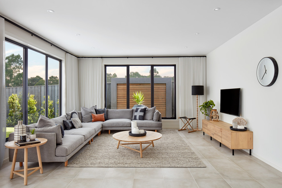 Immagine di un soggiorno minimal aperto con pareti bianche, TV autoportante e pavimento beige