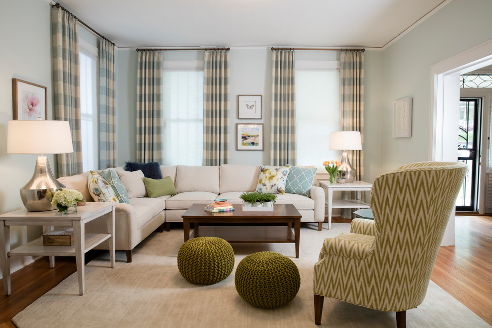 Стильный дизайн: большая парадная, открытая гостиная комната в стиле неоклассика (современная классика) с светлым паркетным полом, коричневым полом и синими стенами без камина, телевизора - последний тренд