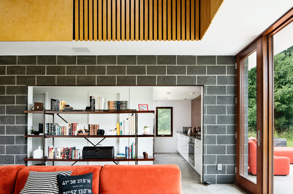 Inspiration för små moderna allrum med öppen planlösning, med grå väggar, betonggolv, en spiselkrans i betong och grått golv