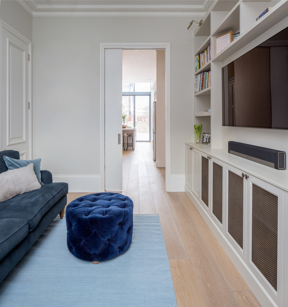 Idéer för ett litet klassiskt separat vardagsrum, med beige väggar, mellanmörkt trägolv, en väggmonterad TV och brunt golv