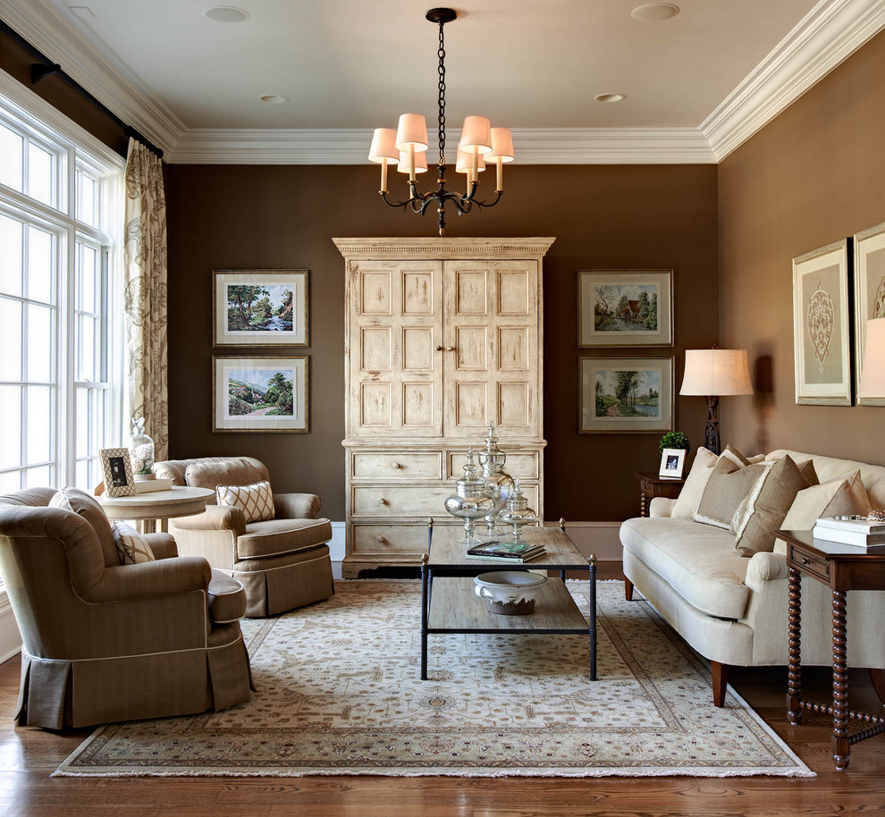 Repräsentatives Klassisches Wohnzimmer ohne Kamin mit brauner Wandfarbe, braunem Holzboden und braunem Boden in Charlotte