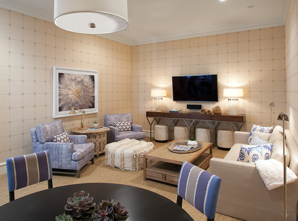 Источник вдохновения для домашнего уюта: изолированная гостиная комната среднего размера в стиле неоклассика (современная классика) с бежевыми стенами, телевизором на стене, ковровым покрытием и обоями за телевизором без камина