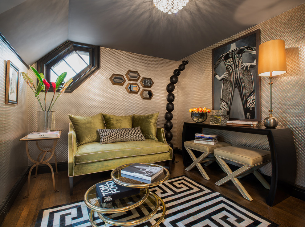 Стильный дизайн: маленькая гостиная комната в стиле фьюжн с серыми стенами для на участке и в саду - последний тренд
