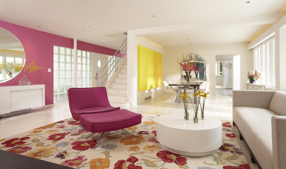 Пример оригинального дизайна: гостиная комната в стиле модернизм с белыми стенами