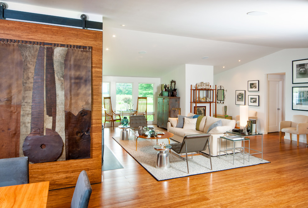 Immagine di un soggiorno moderno con pareti bianche e pavimento in bambù