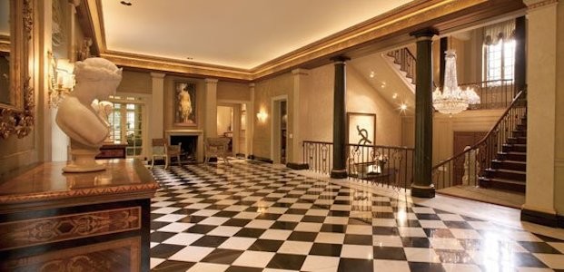 ボルチモアにある高級な広いトラディショナルスタイルのおしゃれなリビング (ベージュの壁、セラミックタイルの床、標準型暖炉、木材の暖炉まわり) の写真