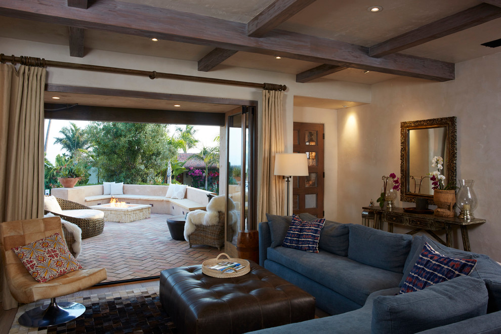 Esempio di un soggiorno stile marino di medie dimensioni e aperto con pareti beige, pavimento in terracotta e pavimento arancione
