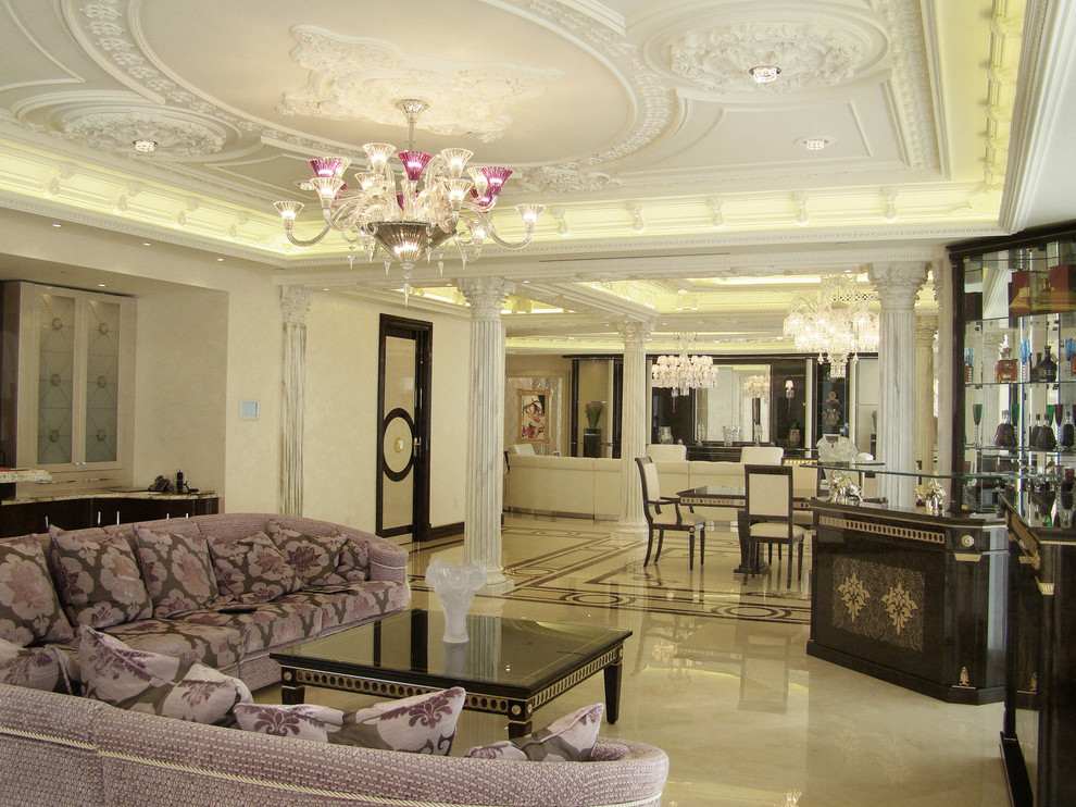 Cette image montre un grand salon victorien ouvert avec une salle de réception, un mur blanc et un sol en marbre.