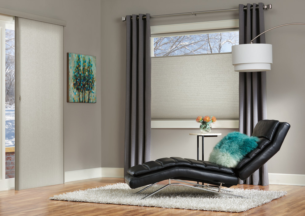 Foto di un soggiorno minimal di medie dimensioni e aperto con pareti grigie e parquet scuro