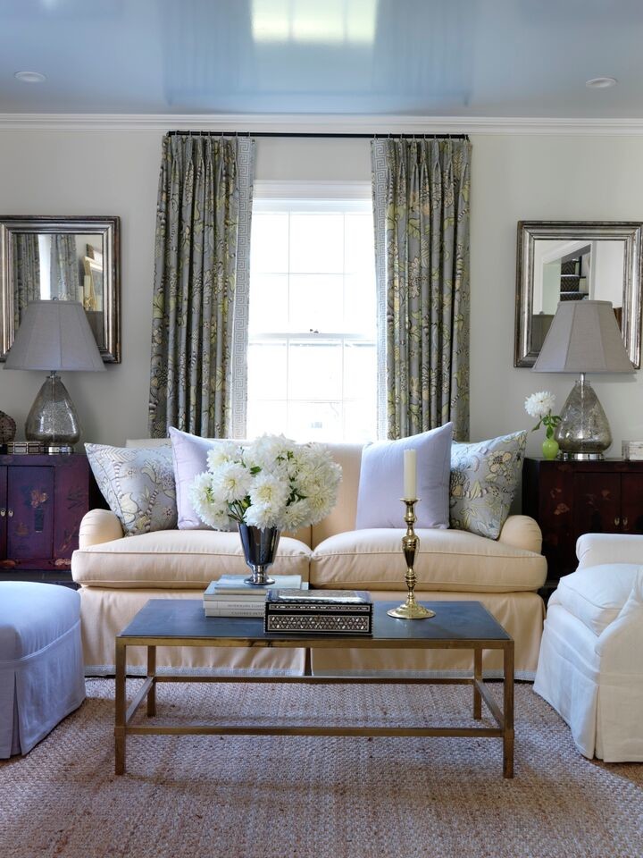 Источник вдохновения для домашнего уюта: гостиная комната в стиле фьюжн с зелеными стенами, ковровым покрытием и стандартным камином
