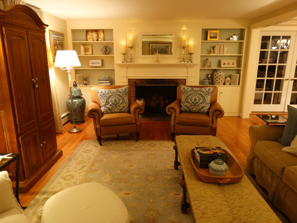 Foto di un soggiorno classico di medie dimensioni e chiuso con pareti beige, parquet chiaro, camino classico e cornice del camino in mattoni