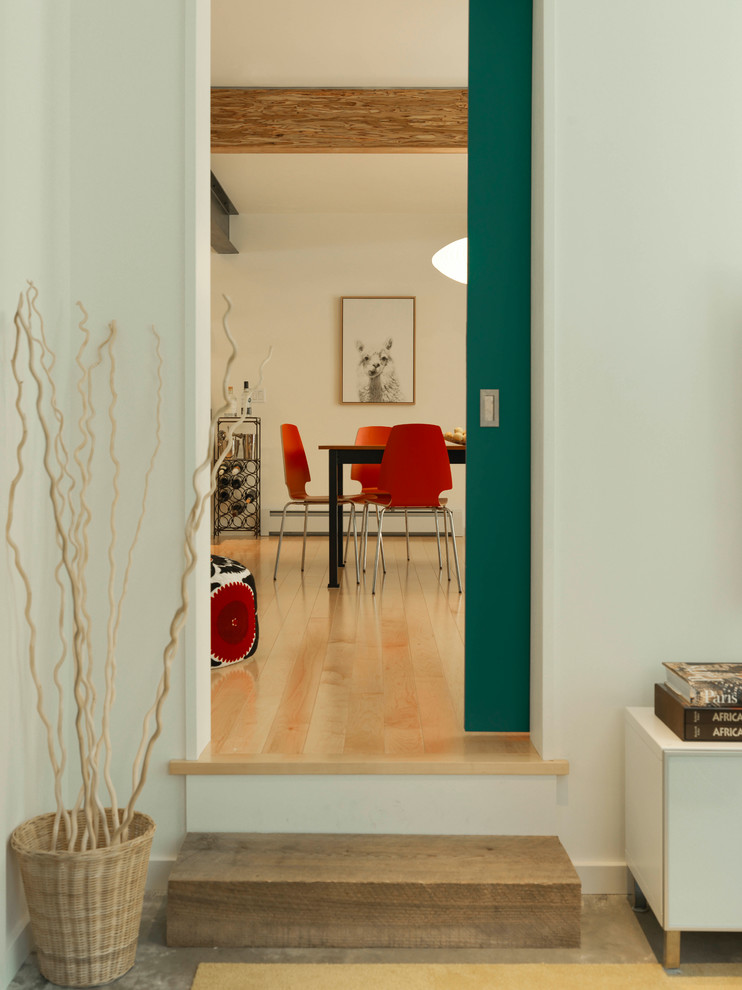 Imagen de salón abierto moderno con paredes blancas y suelo de madera clara