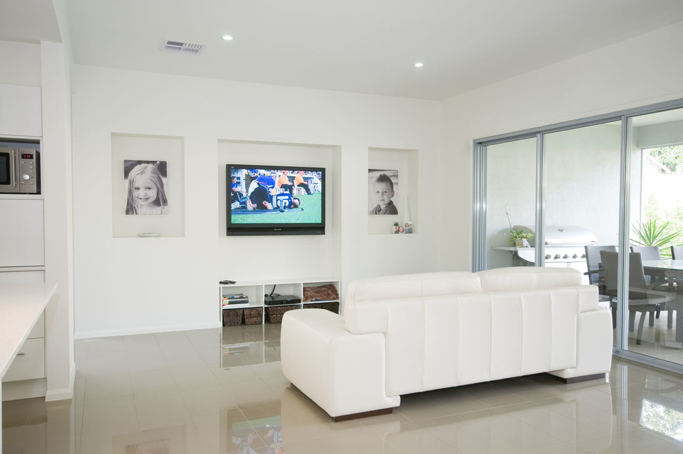 Esempio di un soggiorno minimalista con pareti bianche, pavimento con piastrelle in ceramica e TV a parete