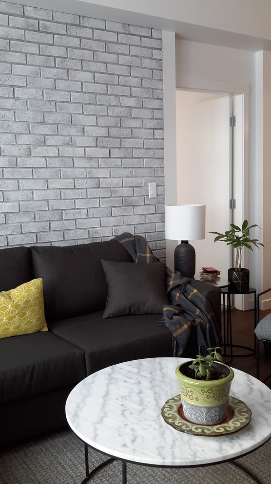 Foto på ett litet funkis allrum med öppen planlösning, med vita väggar, vinylgolv, en väggmonterad TV och brunt golv