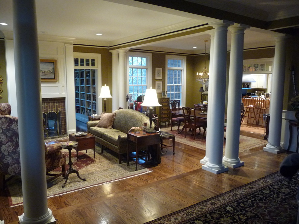 Klassisches Wohnzimmer mit braunem Holzboden und Kamin in Louisville