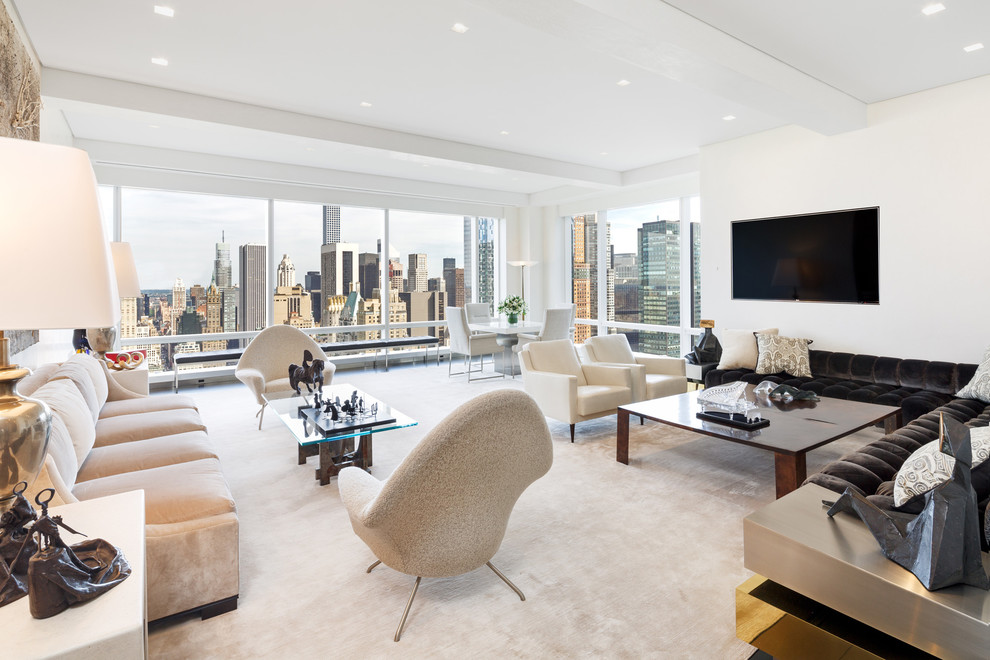Modernes Wohnzimmer ohne Kamin mit weißer Wandfarbe, Teppichboden und Multimediawand in New York