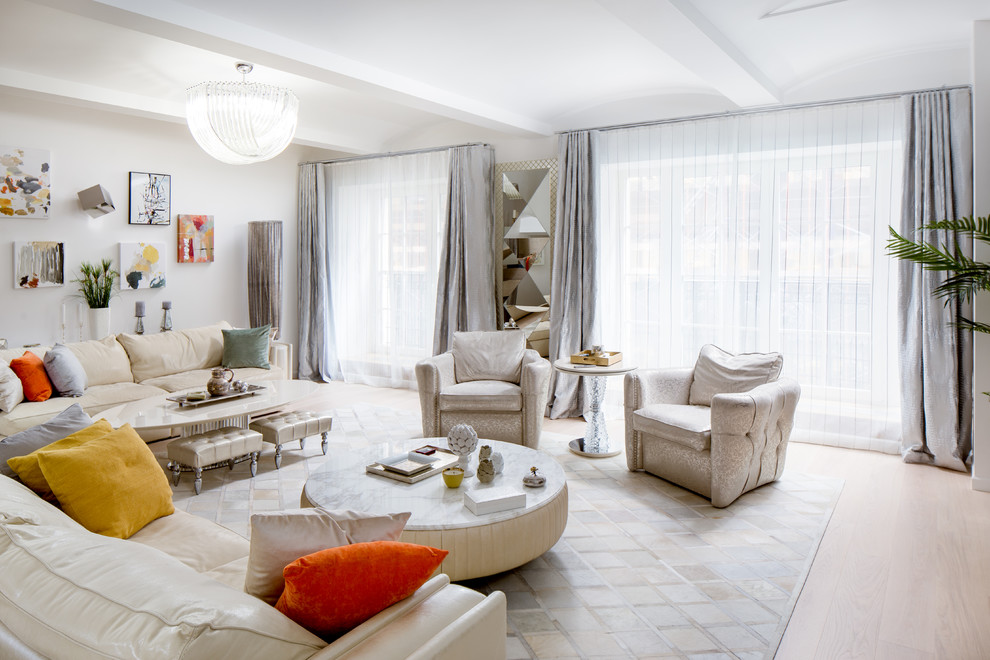 Foto di un grande soggiorno minimalista aperto con sala formale, pareti bianche, parquet chiaro, TV autoportante e pavimento grigio