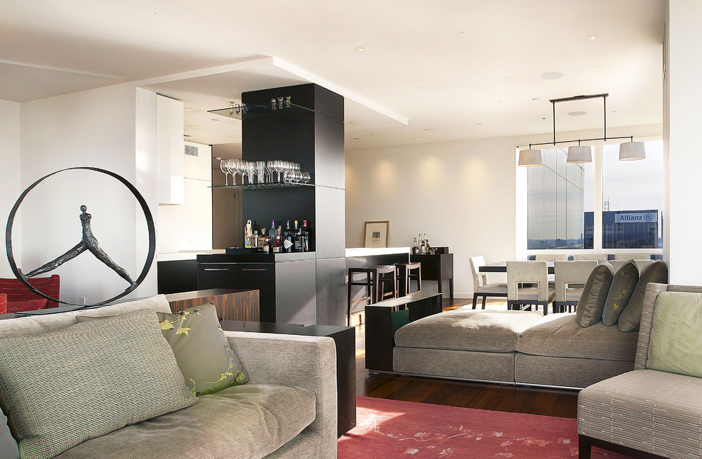 Пример оригинального дизайна: открытая гостиная комната в современном стиле с белыми стенами и домашним баром