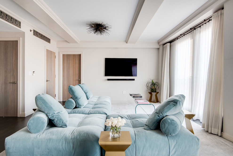 Esempio di un soggiorno design di medie dimensioni e aperto con pareti beige, parquet scuro, TV a parete, pavimento marrone e nessun camino