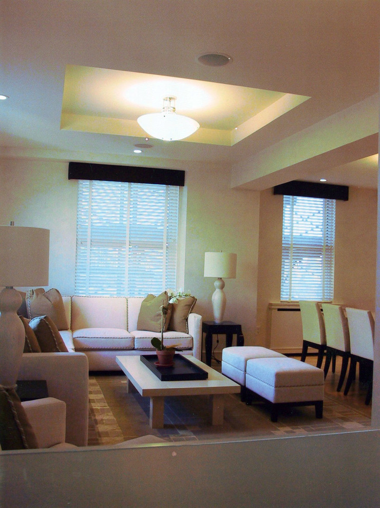 Réalisation d'un très grand salon mansardé ou avec mezzanine minimaliste avec un mur beige et parquet clair.