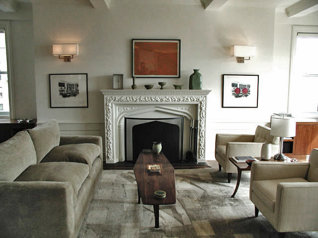 Esempio di un grande soggiorno contemporaneo aperto con pareti bianche, parquet scuro, camino classico, cornice del camino in intonaco e nessuna TV