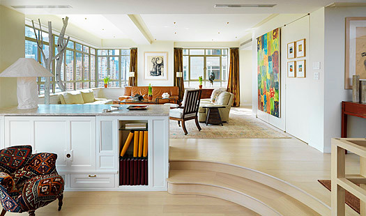 Imagen de salón para visitas tipo loft clásico renovado de tamaño medio sin chimenea y televisor con paredes blancas y suelo de madera clara