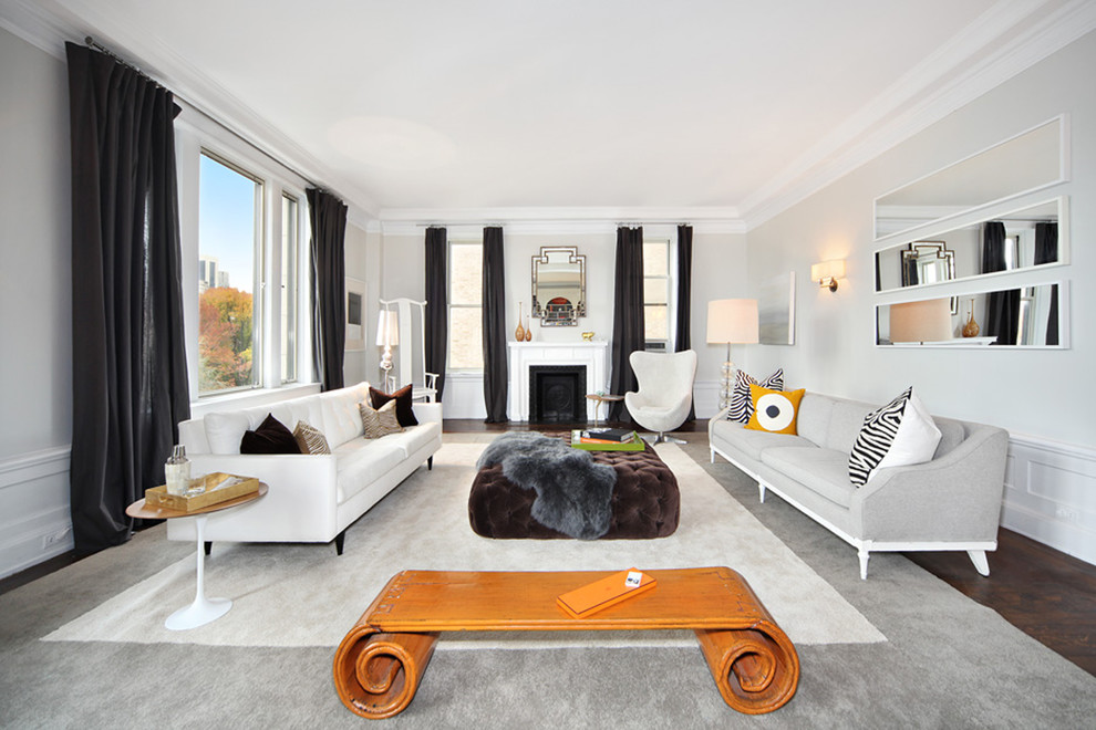 Idee per un soggiorno contemporaneo con pareti beige, parquet scuro e camino classico