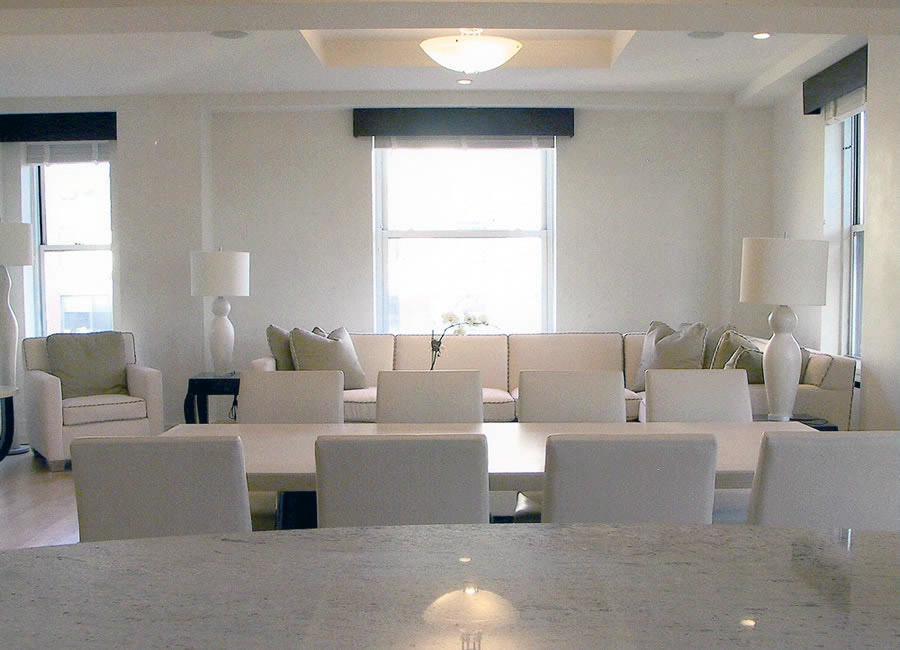 На фото: большая открытая гостиная комната в современном стиле с светлым паркетным полом, стандартным камином, фасадом камина из камня и белыми стенами без телевизора